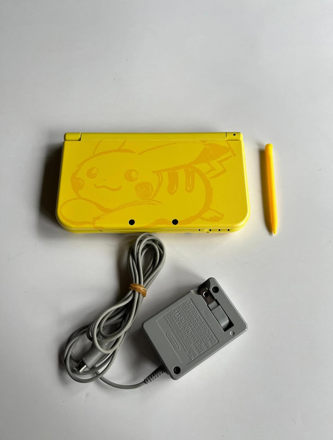Nintendo New 3DS Pikachu (seminueva)